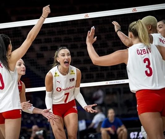Voleybolcu, takım halinde oynanan voleybol sporunu profesyonel ya da amatör düzeyde icra eden sporculardır. Fiziksel dayanıklılık, çeviklik ve takım uyumu gerektiren bu spor dalında yer alan bir Voleybolcu, hem bireysel performansını hem de takım başarısını ön planda tutmak zorundadır. Günümüzde voleybol, dünya genelinde geniş bir izleyici kitlesine sahip olduğu için bu alanda kariyer yapan sporcular da büyük ilgi görmektedir. Konulu bir haber görseli