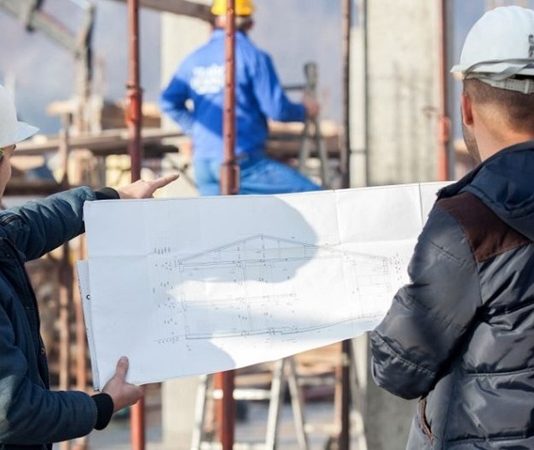 Yapı Denetçisi, inşaat projelerinin mevzuata, teknik standartlara ve güvenlik kurallarına uygun şekilde yürütülmesini sağlayan önemli bir uzmandır. Günümüzde artan şehirleşme ve yapılaşma ile birlikte Yapı Denetçisi mesleği daha da kritik bir hale gelmiştir. Bu meslek, hem can güvenliği hem de yapı kalitesi açısından büyük bir sorumluluk taşır. Konulu bir haber görseli.