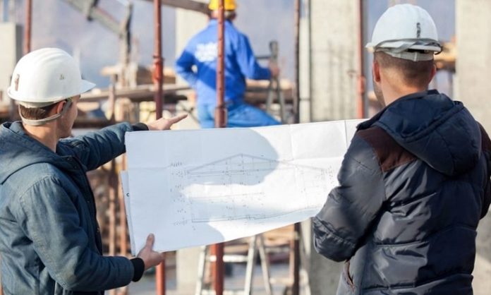 Yapı Denetçisi Kimdir Yapı Denetçisi Ne Kadar Kazanır Yapı Denetçisi, inşaat projelerinin mevzuata, teknik standartlara ve güvenlik kurallarına uygun şekilde yürütülmesini sağlayan önemli bir uzmandır. Günümüzde artan şehirleşme ve yapılaşma ile birlikte Yapı Denetçisi mesleği daha da kritik bir hale gelmiştir. Bu meslek, hem can güvenliği hem de yapı kalitesi açısından büyük bir sorumluluk taşır. Konulu bir haber görseli.