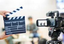 Yapımcı Kimdir? Yapımcı Ne Kadar Kazanır? Yapımcı, film, dizi, tiyatro veya dijital içerik projelerinin başından sonuna kadar tüm üretim süreçlerini yöneten ve organize eden kişidir. Günümüzde medya ve eğlence sektörünün büyümesiyle birlikte Yapımcı mesleği, hem yaratıcı hem de stratejik beceriler gerektiren önemli bir kariyer alanı haline gelmiştir. Bu profesyoneller, projelerin planlamasından finansmanına, çekim süreçlerinden dağıtımına kadar geniş bir sorumluluk alanına sahiptir. Konulu bir haber görseli.