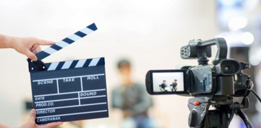 Yapımcı Kimdir? Yapımcı Ne Kadar Kazanır? Yapımcı, film, dizi, tiyatro veya dijital içerik projelerinin başından sonuna kadar tüm üretim süreçlerini yöneten ve organize eden kişidir. Günümüzde medya ve eğlence sektörünün büyümesiyle birlikte Yapımcı mesleği, hem yaratıcı hem de stratejik beceriler gerektiren önemli bir kariyer alanı haline gelmiştir. Bu profesyoneller, projelerin planlamasından finansmanına, çekim süreçlerinden dağıtımına kadar geniş bir sorumluluk alanına sahiptir. Konulu bir haber görseli.