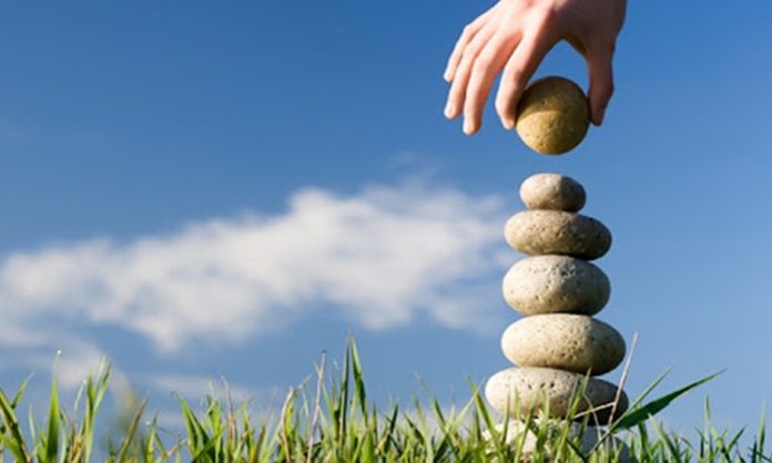 Yaşam Koçu, kişilerin hayatlarında karşılaştıkları zorlukları aşmalarına, hedeflerini belirlemelerine ve kişisel gelişimlerini en üst seviyeye taşımalarına yardımcı olan profesyoneldir. Günümüzde bireyler hem özel hem de iş hayatlarında rehberlik arayışında olduklarından, Yaşam Koçu, yaşam kalitesini artırmak ve hedeflere ulaşmayı kolaylaştırmak açısından önemli bir rol oynar. Konulu bir haber görseli.