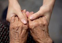 Yaşlı Bakım Elemanı, yaşlı bireylerin günlük yaşamlarını daha sağlıklı, güvenli ve konforlu bir şekilde sürdürebilmeleri için destek sağlayan profesyoneldir. Günümüzde nüfusun yaşlanmasıyla birlikte bu mesleğe olan ihtiyaç giderek artmaktadır. Hem bireysel hem de kurumsal bakım hizmetlerinde görev alan Yaşlı Bakım Elemanı, sosyal sorumluluğu yüksek ve sabır gerektiren bir işi yerine getirir. Konulu bir haber görseli.