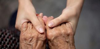 Yaşlı Bakım Elemanı, yaşlı bireylerin günlük yaşamlarını daha sağlıklı, güvenli ve konforlu bir şekilde sürdürebilmeleri için destek sağlayan profesyoneldir. Günümüzde nüfusun yaşlanmasıyla birlikte bu mesleğe olan ihtiyaç giderek artmaktadır. Hem bireysel hem de kurumsal bakım hizmetlerinde görev alan Yaşlı Bakım Elemanı, sosyal sorumluluğu yüksek ve sabır gerektiren bir işi yerine getirir. Konulu bir haber görseli.