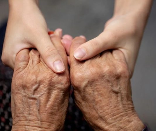 Yaşlı Bakım Elemanı, yaşlı bireylerin günlük yaşamlarını daha sağlıklı, güvenli ve konforlu bir şekilde sürdürebilmeleri için destek sağlayan profesyoneldir. Günümüzde nüfusun yaşlanmasıyla birlikte bu mesleğe olan ihtiyaç giderek artmaktadır. Hem bireysel hem de kurumsal bakım hizmetlerinde görev alan Yaşlı Bakım Elemanı, sosyal sorumluluğu yüksek ve sabır gerektiren bir işi yerine getirir. Konulu bir haber görseli.