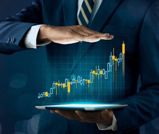 Yatırım Danışmanı, bireylerin ve kurumların finansal hedeflerine ulaşmalarını sağlamak için stratejiler geliştiren, piyasaları takip eden ve yatırım kararlarında rehberlik eden profesyoneldir. Günümüzde finansal okuryazarlığın önem kazanmasıyla birlikte Yatırım Danışmanı, hem bireysel hem de kurumsal müşteriler için kritik bir rol üstlenir. Konulu bir haber görseli.