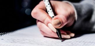 Yazar, duygu, düşünce, bilgi ve hayal gücünü yazılı anlatım yoluyla ifade eden kişidir. Roman, hikâye, deneme, şiir ya da makale gibi farklı türlerde eserler üreten Yazar, toplumun kültürel ve entelektüel gelişimine katkı sağlayan önemli bir figürdür. Yazarlık, yalnızca bir meslek değil aynı zamanda bir ifade biçimi olarak da görülür ve bu yönüyle oldukça özel bir konuma sahiptir. Konulu bir haber görseli.