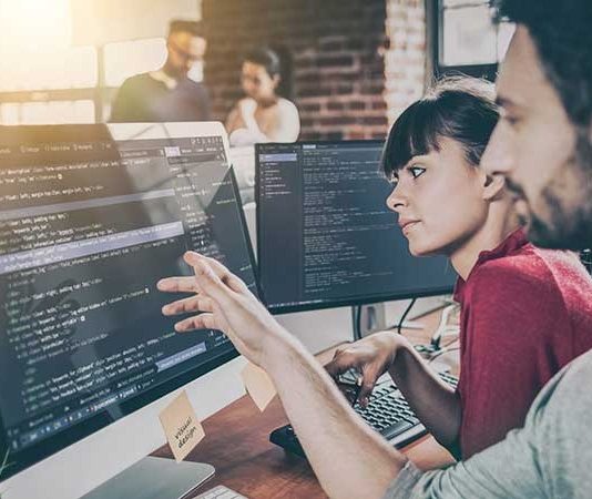 Yazılım Mühendisi, bilgisayar sistemleri, mobil uygulamalar ve çeşitli dijital platformlar için yazılım geliştiren, tasarlayan ve sürdüren teknik uzmandır. Günümüzde teknolojinin hayatın her alanına entegre olmasıyla birlikte Yazılım Mühendisi ihtiyacı da hızla artmıştır. Bankacılıktan sağlığa, eğitimden e-ticarete kadar pek çok sektörde aktif rol oynayan bu meslek grubu, dijital dönüşümün en önemli aktörlerinden biridir. Konulu bir haber görseli.