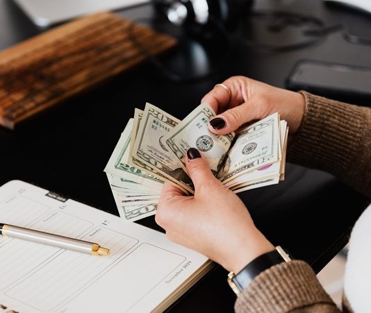 Yeminli Mali Müşavir, işletmelerin mali yapısını denetleyen, finansal süreçlerini kontrol eden ve vergi mevzuatına uygunluk sağlayan üst düzey bir mali uzmandır. Türkiye’de finans ve muhasebe alanında en yetkin meslek gruplarından biri olarak kabul edilen Yeminli Mali Müşavir, özellikle büyük ölçekli şirketler ve kurumsal yapılar için kritik bir rol üstlenir. Bu meslek, yüksek sorumluluk ve uzmanlık gerektirmesiyle öne çıkar. Konulu bir haber görseli.