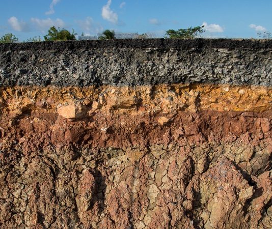 Yer Bilimleri Uzmanı, dünyanın yapısı, yer kabuğu ve doğal kaynakları hakkında detaylı araştırmalar yapan, analizler ve saha çalışmalarıyla çevresel verileri değerlendiren profesyoneldir. Bu meslek, hem bilimsel hem de teknik bilgi gerektirir ve özellikle jeoloji, jeofizik, hidrojeoloji gibi alanlarla ilgilenen uzmanlar için kritik bir kariyer fırsatı sunar. Günümüzde şehir planlaması, maden araştırmaları ve çevresel analizler gibi birçok alanda Yer Bilimleri Uzmanı görev almaktadır. Konulu bir haber görseli.