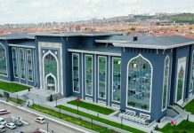 Yerel Yönetim Uzmanı Kimdir? Yerel Yönetim Uzmanı Ne Kadar Kazanır? Yerel Yönetim Uzmanı, belediyeler, il özel idareleri ve diğer yerel yönetim birimlerinde politika, planlama ve yönetim süreçlerini yöneten profesyoneldir. Bu uzmanlar, yerel hizmetlerin etkin ve verimli bir şekilde sunulmasını sağlamak, kaynakları doğru yönetmek ve toplumsal ihtiyaçları analiz etmekle görevlidir. Günümüzde belediyeler ve yerel yönetimler için Yerel Yönetim Uzmanı, karar alma süreçlerinde kritik bir rol üstlenmektedir. Konulu bir haber görseli.