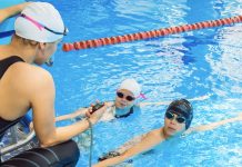 Yüzme Antrenörü, bireylerin yüzme tekniklerini geliştirmesine yardımcı olan, performanslarını artırmayı hedefleyen ve sporcuları profesyonel anlamda hazırlayan önemli bir spor uzmanıdır. Hem amatör hem de profesyonel sporcularla çalışan Yüzme Antrenörü, aynı zamanda yüzme öğrenmek isteyen bireyler için de rehberlik eder. Bu meslek, spor bilgisi ile birlikte disiplin, sabır ve etkili iletişim becerisi gerektirir. Konulu bir haber görseli.