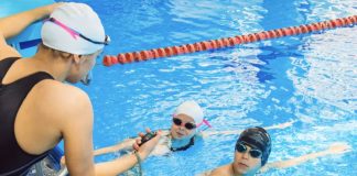 Yüzme Antrenörü, bireylerin yüzme tekniklerini geliştirmesine yardımcı olan, performanslarını artırmayı hedefleyen ve sporcuları profesyonel anlamda hazırlayan önemli bir spor uzmanıdır. Hem amatör hem de profesyonel sporcularla çalışan Yüzme Antrenörü, aynı zamanda yüzme öğrenmek isteyen bireyler için de rehberlik eder. Bu meslek, spor bilgisi ile birlikte disiplin, sabır ve etkili iletişim becerisi gerektirir. Konulu bir haber görseli.