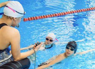 Yüzme Antrenörü Kimdir? Yüzme Antrenörü Ne Kadar Kazanır? Yüzme Antrenörü, bireylerin yüzme tekniklerini geliştirmesine yardımcı olan, performanslarını artırmayı hedefleyen ve sporcuları profesyonel anlamda hazırlayan önemli bir spor uzmanıdır. Hem amatör hem de profesyonel sporcularla çalışan Yüzme Antrenörü, aynı zamanda yüzme öğrenmek isteyen bireyler için de rehberlik eder. Bu meslek, spor bilgisi ile birlikte disiplin, sabır ve etkili iletişim becerisi gerektirir. Konulu bir haber görseli.