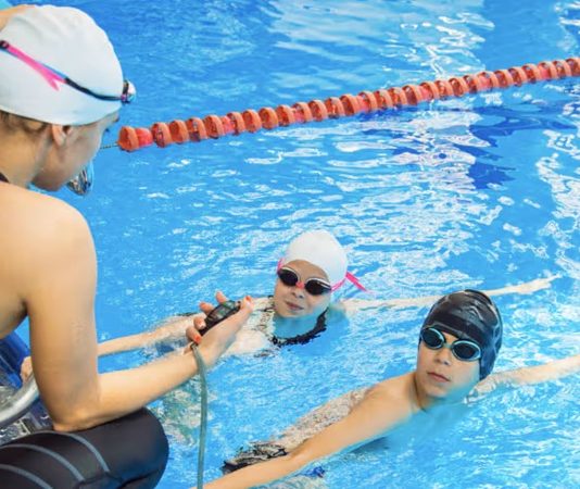 Yüzme Antrenörü, bireylerin yüzme tekniklerini geliştirmesine yardımcı olan, performanslarını artırmayı hedefleyen ve sporcuları profesyonel anlamda hazırlayan önemli bir spor uzmanıdır. Hem amatör hem de profesyonel sporcularla çalışan Yüzme Antrenörü, aynı zamanda yüzme öğrenmek isteyen bireyler için de rehberlik eder. Bu meslek, spor bilgisi ile birlikte disiplin, sabır ve etkili iletişim becerisi gerektirir. Konulu bir haber görseli.