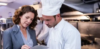 Gastronomi sektörü, yemek hizmetleri ve müşteri deneyimi açısından büyük bir öneme sahiptir. Bu sektördeki operasyonları yöneten ve organizasyonu sağlayan kişi ise restoran müdürü olarak bilinir. Müşteri memnuniyeti, personel yönetimi ve işletme verimliliğini bir araya getiren bu meslek, restoranların başarısında kritik rol oynar. Konulu bir haber görseli.