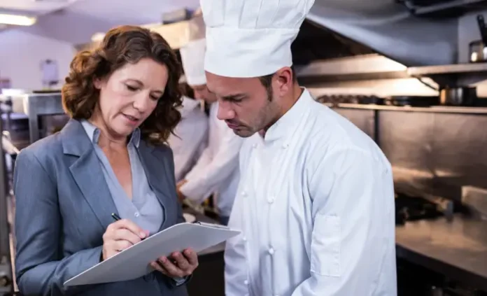 restoran-muduru-olmak-icin-gerekenler Gastronomi sektörü, yemek hizmetleri ve müşteri deneyimi açısından büyük bir öneme sahiptir. Bu sektördeki operasyonları yöneten ve organizasyonu sağlayan kişi ise restoran müdürü olarak bilinir. Müşteri memnuniyeti, personel yönetimi ve işletme verimliliğini bir araya getiren bu meslek, restoranların başarısında kritik rol oynar. Konulu bir haber görseli.