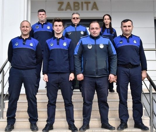 Şehir yaşamının düzenli, güvenli ve sağlıklı bir şekilde devam edebilmesi için yerel yönetimlerin etkin bir şekilde çalışması gerekir. Bu sistemin en önemli parçalarından biri olan zabıta amirliği, belediyelere bağlı zabıta teşkilatının yönetiminden sorumlu olan üst düzey bir görevdir. Hem sahadaki ekipleri yöneten hem de denetim süreçlerini organize eden zabıta amirliği, şehir düzeninin korunmasında kritik bir rol oynar. Konulu bir haber görseli.