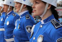 Kent yaşamının düzenli ve güvenli bir şekilde devam edebilmesi için birçok meslek grubu aktif rol oynar. Bu mesleklerden biri de yerel yönetimlerin en önemli unsurlarından biri olan zabıta memuru görevidir. Şehirlerde düzenin sağlanması, kuralların uygulanması ve vatandaşların huzurunun korunması gibi konularda önemli sorumluluklar üstlenen zabıta memuru, belediyelerin sahadaki en aktif çalışanlarından biridir. Konulu bir haber görseli.