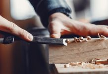 El emeği ve ustalık gerektiren meslekler, geçmişten günümüze kadar değerini koruyan önemli alanlar arasında yer almaktadır. Bu mesleklerin en önemli temsilcilerinden biri olan zanaatkar, üretimini çoğunlukla el becerisi ve deneyimle gerçekleştiren kişidir. Geleneksel yöntemlerle üretim yapan bu kişiler, aynı zamanda kültürel mirasın yaşatılmasında da büyük rol oynar. Konulu bir haber görseli.