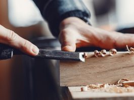El emeği ve ustalık gerektiren meslekler, geçmişten günümüze kadar değerini koruyan önemli alanlar arasında yer almaktadır. Bu mesleklerin en önemli temsilcilerinden biri olan zanaatkar, üretimini çoğunlukla el becerisi ve deneyimle gerçekleştiren kişidir. Geleneksel yöntemlerle üretim yapan bu kişiler, aynı zamanda kültürel mirasın yaşatılmasında da büyük rol oynar. Konulu bir haber görseli.