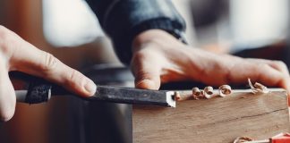 El emeği ve ustalık gerektiren meslekler, geçmişten günümüze kadar değerini koruyan önemli alanlar arasında yer almaktadır. Bu mesleklerin en önemli temsilcilerinden biri olan zanaatkar, üretimini çoğunlukla el becerisi ve deneyimle gerçekleştiren kişidir. Geleneksel yöntemlerle üretim yapan bu kişiler, aynı zamanda kültürel mirasın yaşatılmasında da büyük rol oynar. Konulu bir haber görseli.