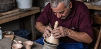 Sanat ve üretim dünyasında geleneksel el emeği ve teknik bilgiyi birleştiren mesleklerden biri de zanaatkâr ustasıdır. Bu meslek, sadece bir iş değil aynı zamanda bir kültür ve sanat formunu yaşatma görevini de üstlenir. Zanaatkâr ustası, hem estetik hem de işlevselliği bir arada sunarak üretim sürecinde büyük bir sorumluluk taşır. Konulu bir haber görseli.