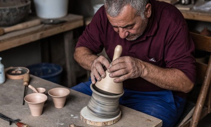Sanat ve üretim dünyasında geleneksel el emeği ve teknik bilgiyi birleştiren mesleklerden biri de zanaatkâr ustasıdır. Bu meslek, sadece bir iş değil aynı zamanda bir kültür ve sanat formunu yaşatma görevini de üstlenir. Zanaatkâr ustası, hem estetik hem de işlevselliği bir arada sunarak üretim sürecinde büyük bir sorumluluk taşır. Konulu bir haber görseli.