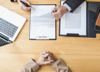 Zarar Kontrol Uzmanı Kimdir? Zarar Kontrol Uzmanı Ne Kadar Kazanır? Kurumsal firmalarda ve finansal sektörde son yıllarda önemi giderek artan mesleklerden biri zarar kontrol uzmanıdır. Bu uzmanlar, şirketlerin maddi kayıplarını önlemek, riskleri minimize etmek ve süreçleri denetlemekle görevlidir. Zarar kontrol uzmanı, yalnızca finansal kayıpları değil, aynı zamanda operasyonel ve hukuki riskleri de göz önünde bulundurarak şirketin güvenliğini sağlar. Konulu bir haber görseli.