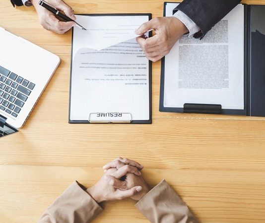 Kurumsal firmalarda ve finansal sektörde son yıllarda önemi giderek artan mesleklerden biri zarar kontrol uzmanıdır. Bu uzmanlar, şirketlerin maddi kayıplarını önlemek, riskleri minimize etmek ve süreçleri denetlemekle görevlidir. Zarar kontrol uzmanı, yalnızca finansal kayıpları değil, aynı zamanda operasyonel ve hukuki riskleri de göz önünde bulundurarak şirketin güvenliğini sağlar. Konulu bir haber görseli.