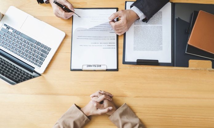 Zarar Kontrol Uzmanı Kimdir Zarar Kontrol Uzmanı Ne Kadar Kazanır Kurumsal firmalarda ve finansal sektörde son yıllarda önemi giderek artan mesleklerden biri zarar kontrol uzmanıdır. Bu uzmanlar, şirketlerin maddi kayıplarını önlemek, riskleri minimize etmek ve süreçleri denetlemekle görevlidir. Zarar kontrol uzmanı, yalnızca finansal kayıpları değil, aynı zamanda operasyonel ve hukuki riskleri de göz önünde bulundurarak şirketin güvenliğini sağlar. Konulu bir haber görseli.