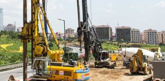 İnşaat sektörünün en kritik aşamalarından biri olan zemin analizi, yapıların güvenli ve sağlam bir şekilde inşa edilmesi için büyük önem taşır. Bu alanda görev yapan zemin etüdü uzmanı, yapılaşma öncesinde arazinin özelliklerini inceleyerek olası riskleri belirleyen profesyoneldir. Özellikle deprem riski yüksek bölgelerde bu meslek hayati bir rol üstlenmektedir. Konulu bir haber görseli.