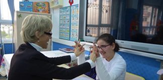 Eğitim, her bireyin yaşamında önemli bir yer tutarken özel gereksinimli bireyler için bu süreç daha hassas ve planlı bir şekilde yürütülmelidir. Bu noktada devreye giren zihin engelliler öğretmeni, bireylerin gelişim düzeylerine uygun eğitim programları hazırlayan ve onların hayata daha bağımsız şekilde katılmalarını sağlayan önemli bir eğitimcidir. Bu meslek, sabır, empati ve güçlü iletişim becerileri gerektiren özel bir uzmanlık alanıdır. Konulu bir haber görseli.