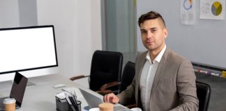 Perakende sektörü, günümüz ekonomisinin en dinamik ve hızlı büyüyen alanlarından biri olarak öne çıkmaktadır. Bu sektörün en önemli yapı taşlarından biri ise mağaza yönetimini üstlenen profesyonellerdir. Özellikle birden fazla şubeye sahip işletmelerde görev yapan zincir mağaza müdürü, hem operasyonel süreçleri yöneten hem de satış performansını artırmayı hedefleyen kritik bir rol üstlenir. Konulu bir haber görseli.