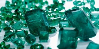 Mücevherat sektöründe özel bir uzmanlık gerektiren mesleklerden biri zümrüt kesicidir. Bu kişiler, değerli taşların estetik ve ekonomik değerini artırmak amacıyla kesim ve şekillendirme işlemlerini titizlikle yürütürler. Zümrüt kesici, hem teknik bilgiye hem de sanatsal bir bakış açısına sahip olmalıdır. İşin hassasiyeti ve detay odaklılığı, bu mesleği özel kılan unsurlardır. Konulu bir haber görseli.